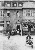 Jüdische Bewohner des DP-Lagers Bensheim im Hof  des ehemaligen Lehrerseminars im Sommer 1946